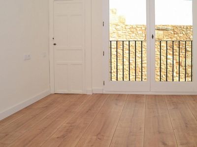 Dormitorio con balcón