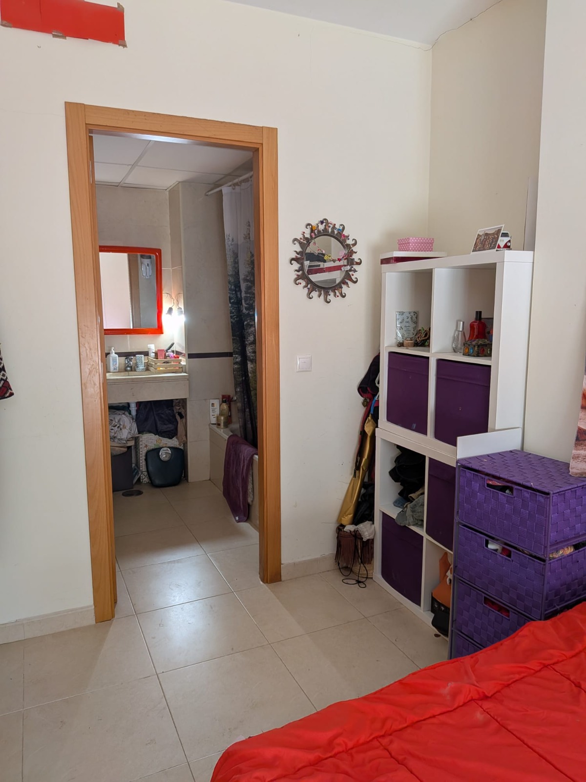 Dormitorio con baño en suite