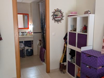 Dormitorio con baño en suite