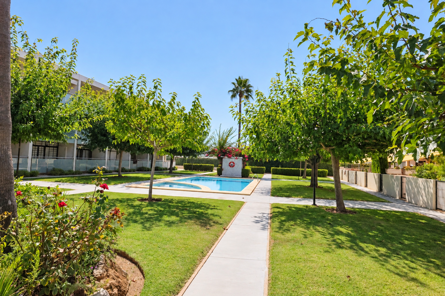 Jardín comunitario con piscina