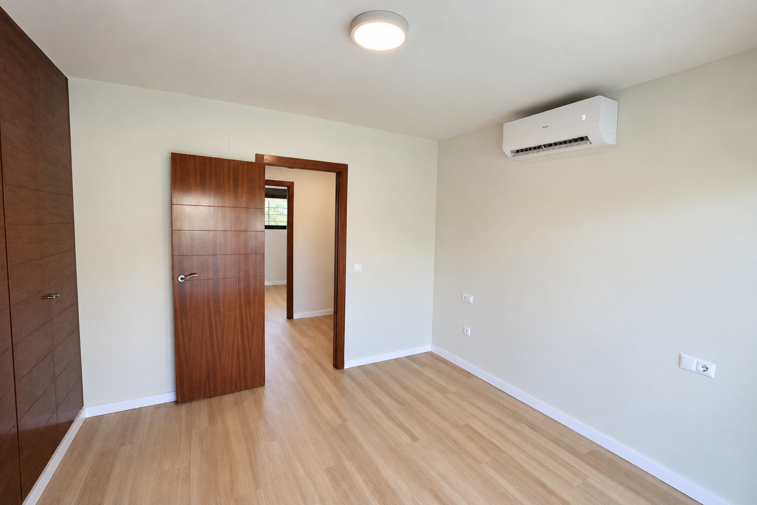 Dormitorio con armario empotrado