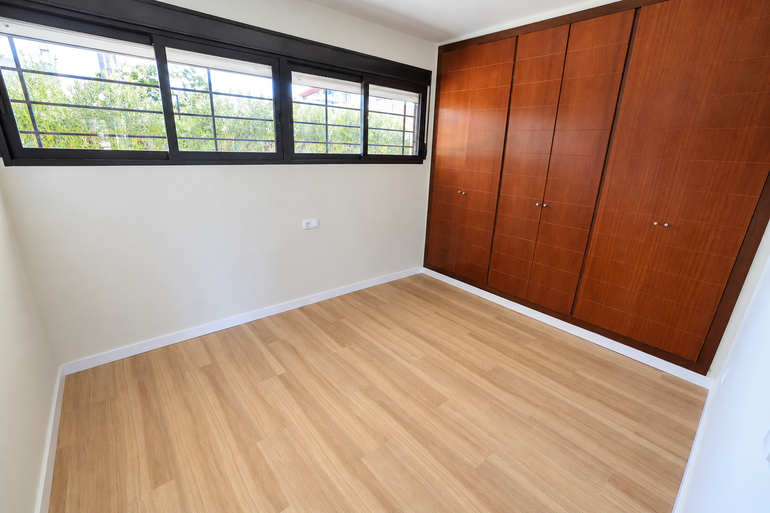 Dormitorio con armario empotrado