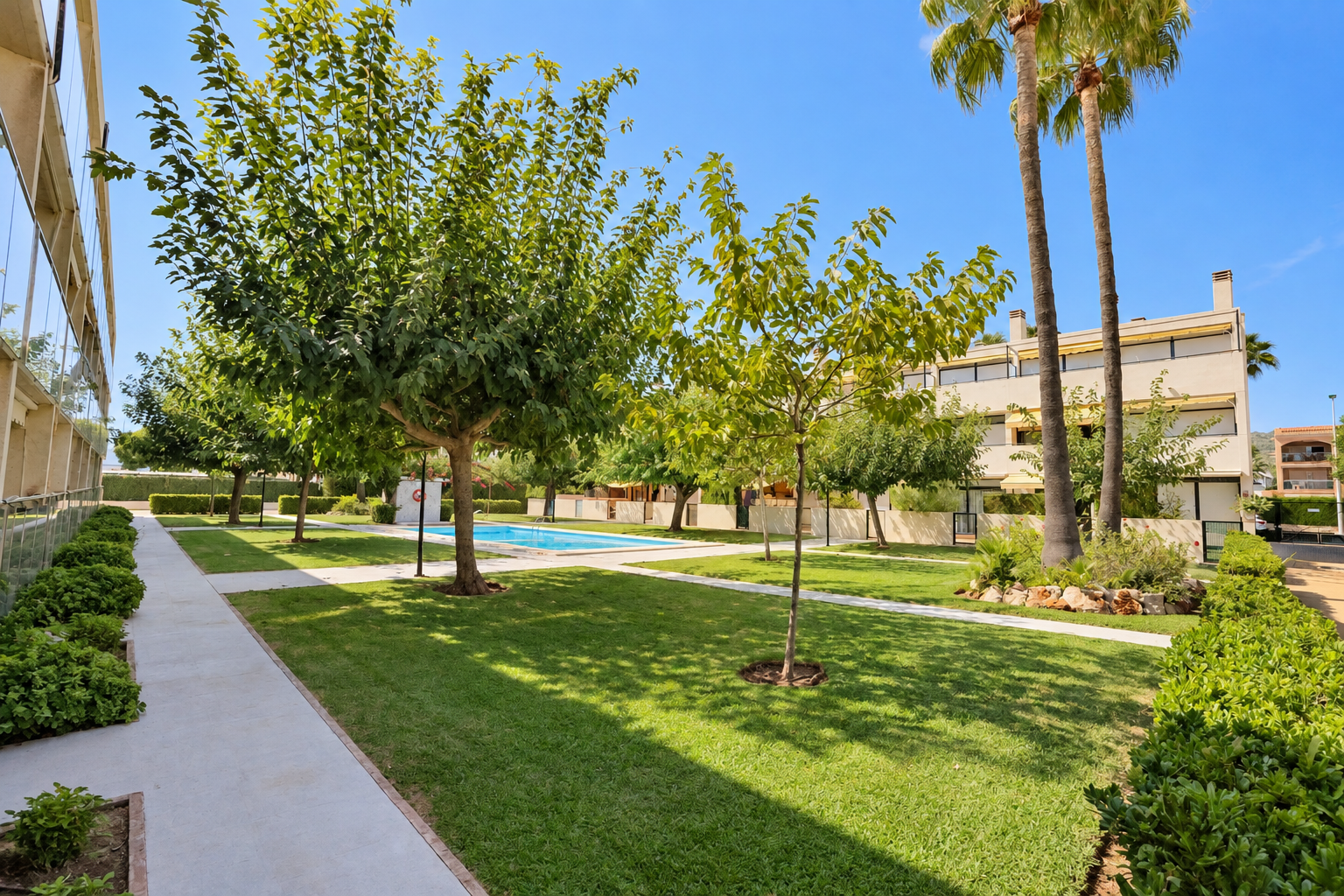 Jardín comunitario y piscina