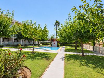 Jardín comunitario con piscina