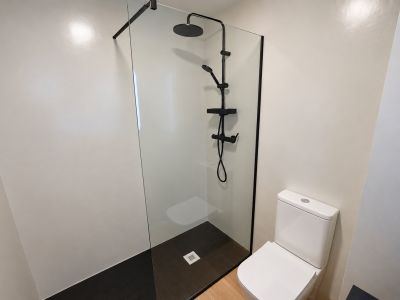 Cuarto de baño con ducha