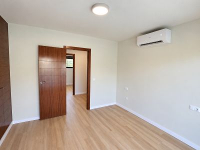 Dormitorio con armario empotrado