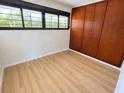 Dormitorio con armario empotrado