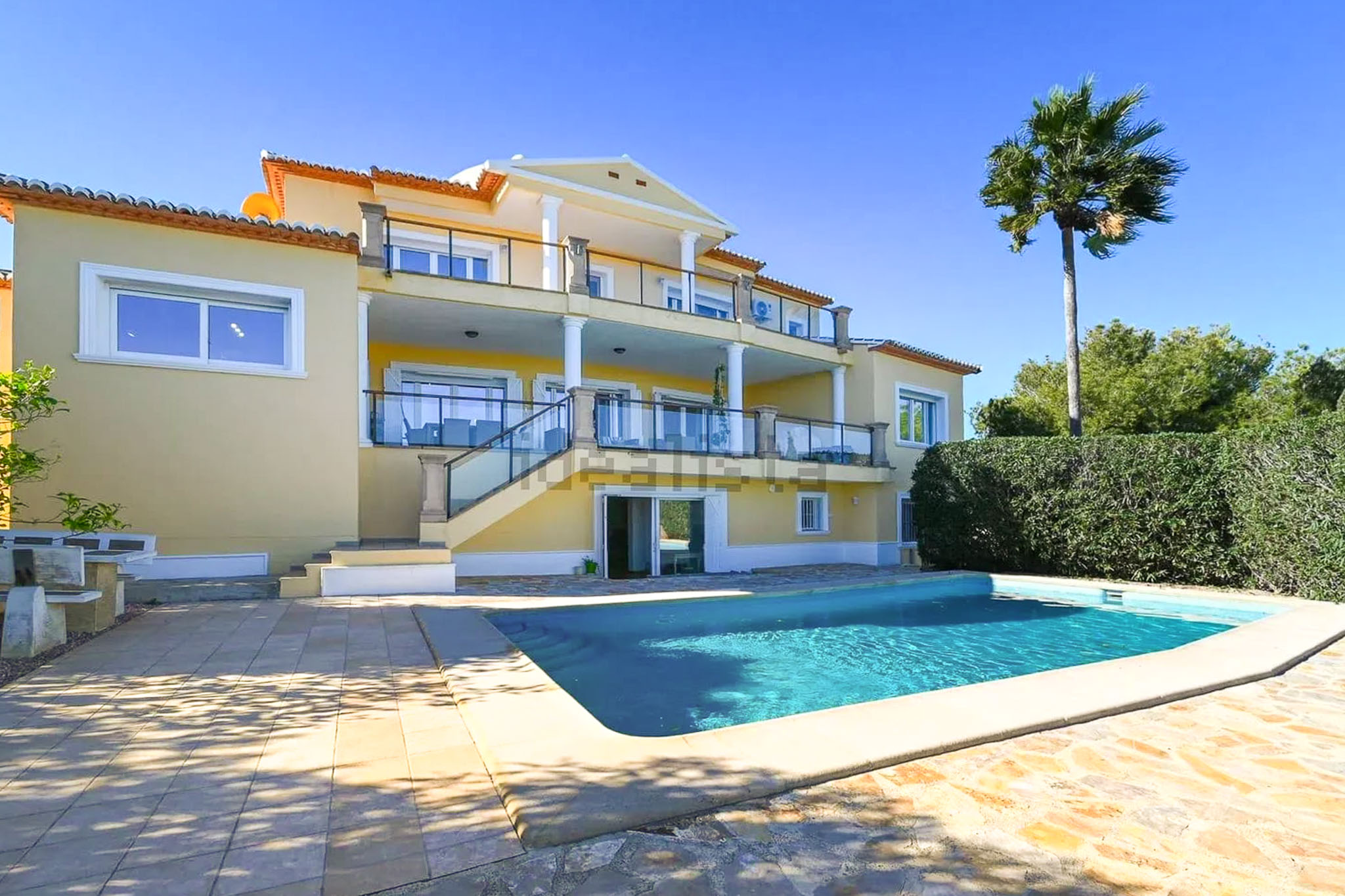 Exterior con piscina