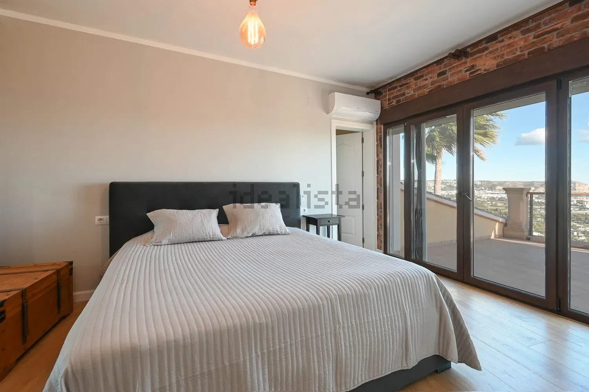 Dormitorio con terraza