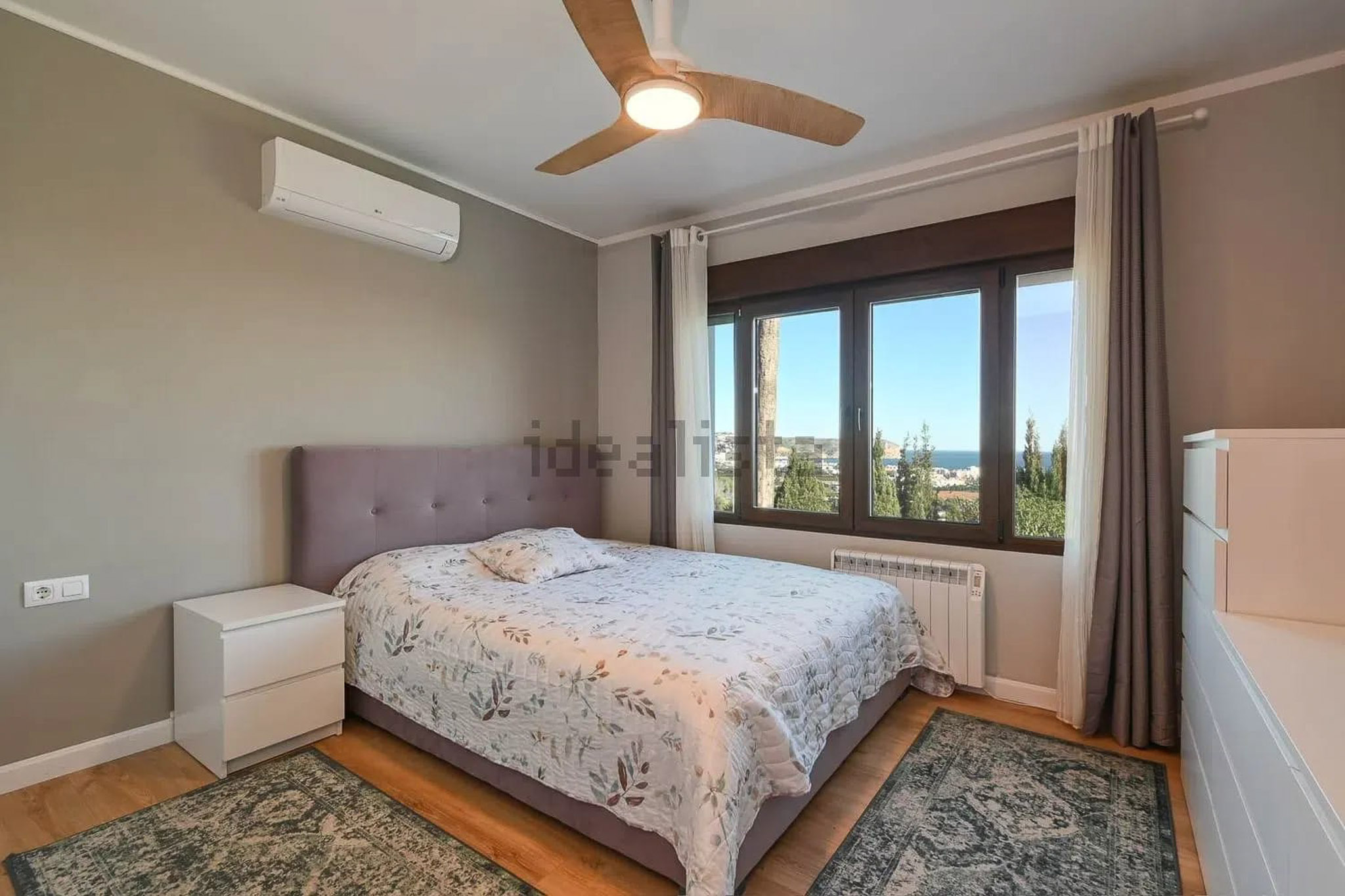 Dormitorio con vistas al mar