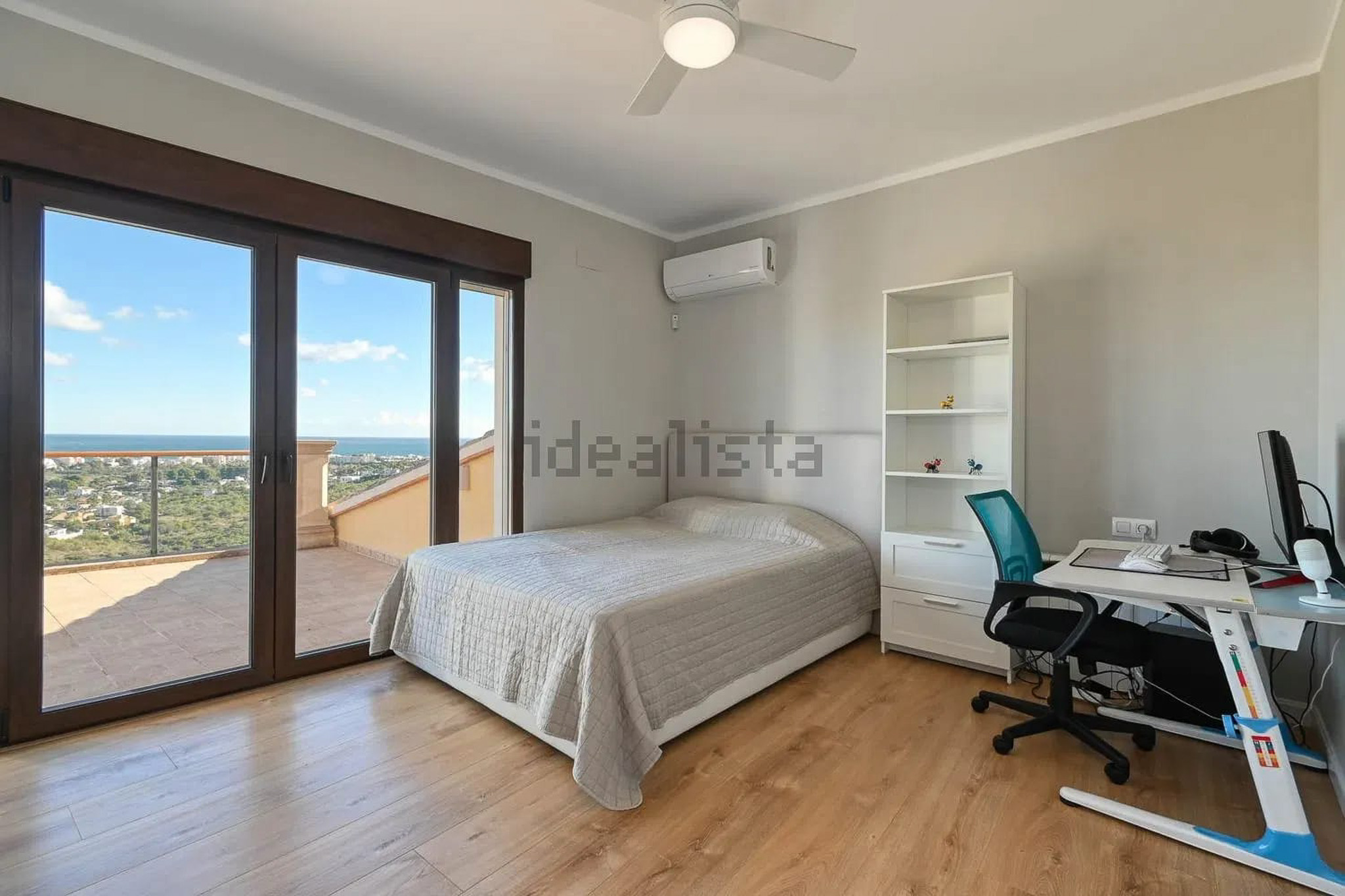 Dormitorio con acceso a terraza