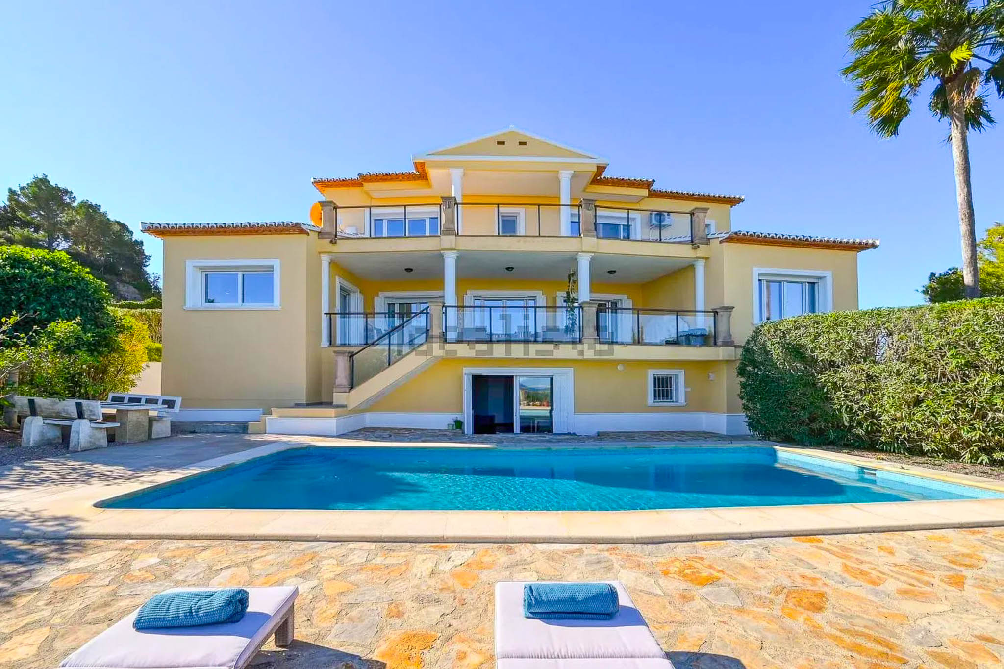 Exterior de villa con piscina