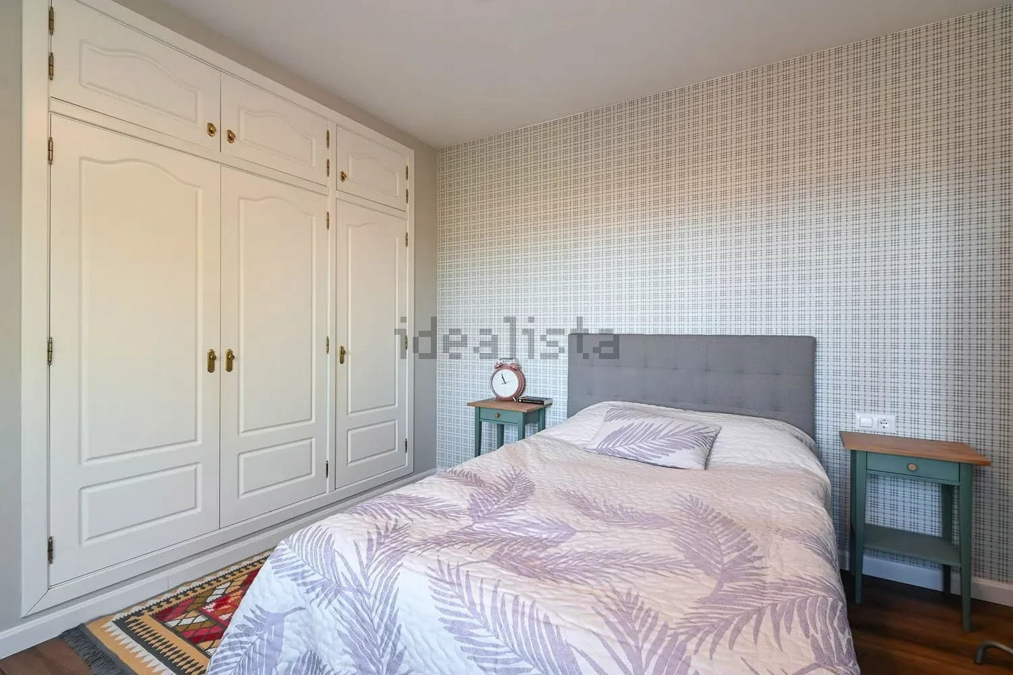 Dormitorio con armario empotrado