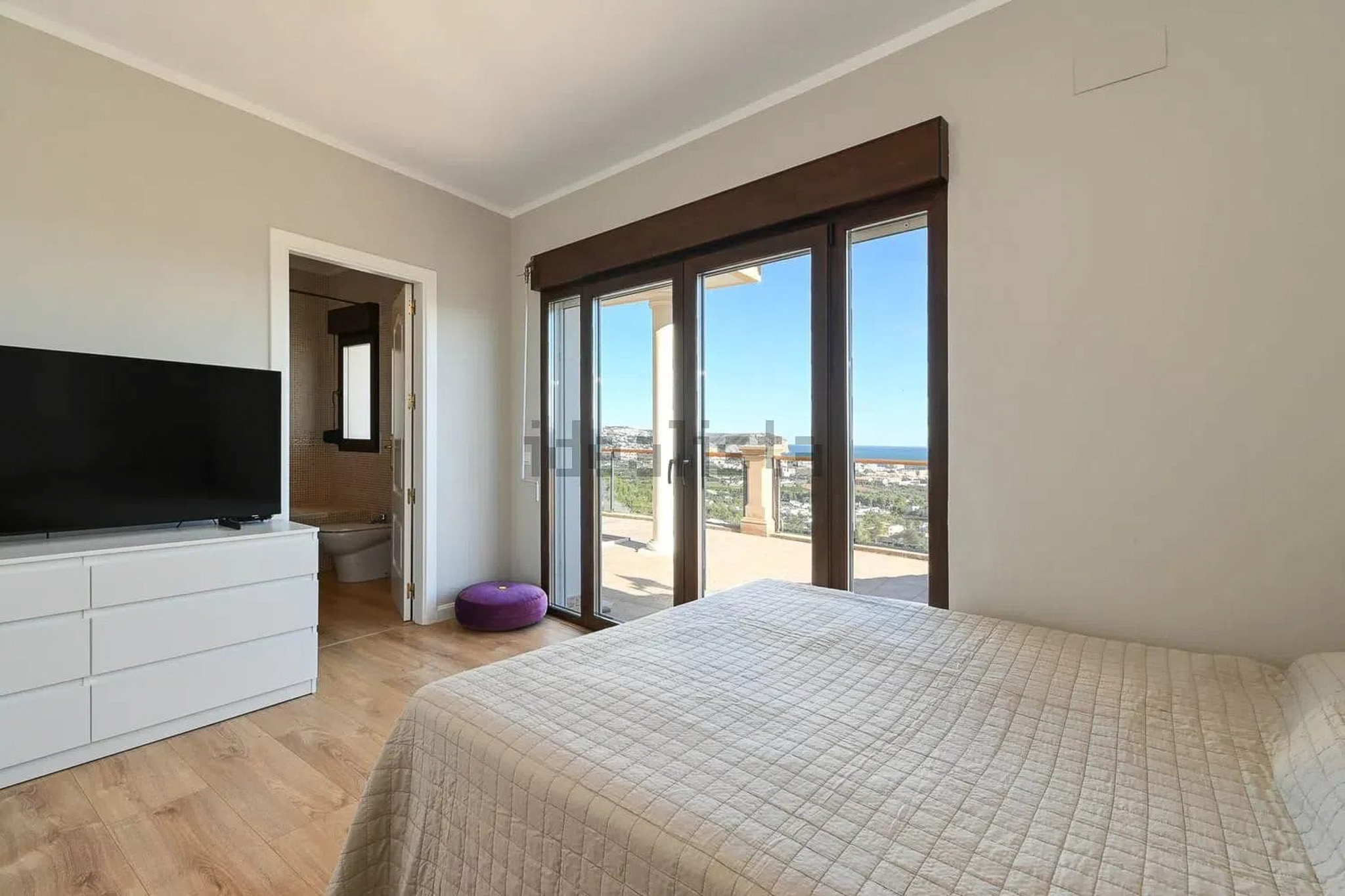 Dormitorio con vistas al mar