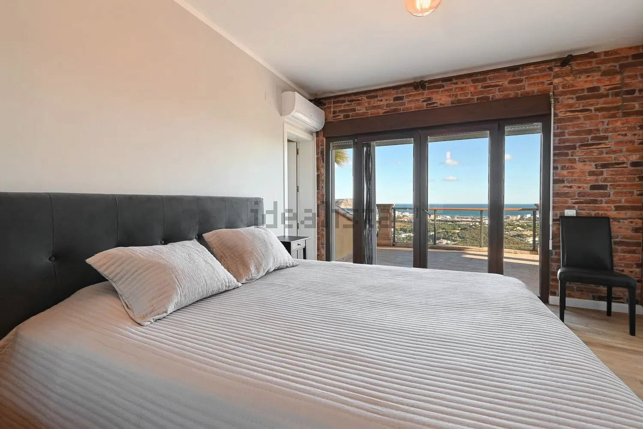 Dormitorio con vistas al mar