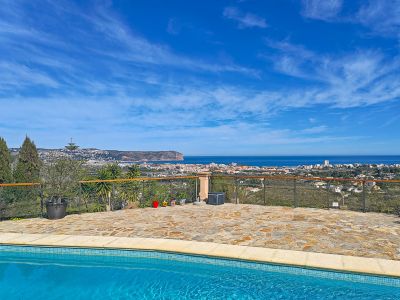 Piscina con vistas al mar