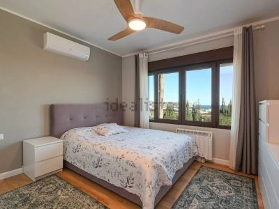 Dormitorio con vistas al mar