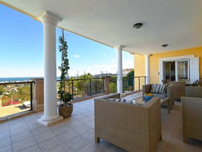 Terraza cubierta con vistas al mar