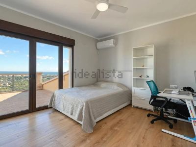 Dormitorio con acceso a terraza