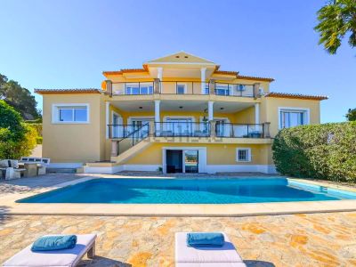 Exterior de villa con piscina