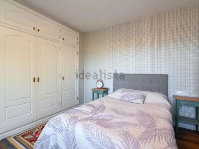 Dormitorio con armario empotrado