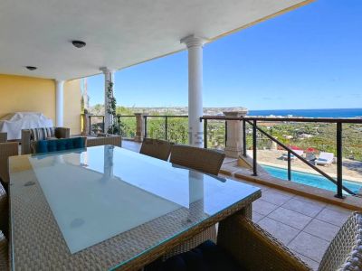 Terraza cubierta con vistas al mar