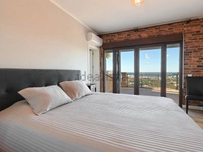 Dormitorio con vistas al mar