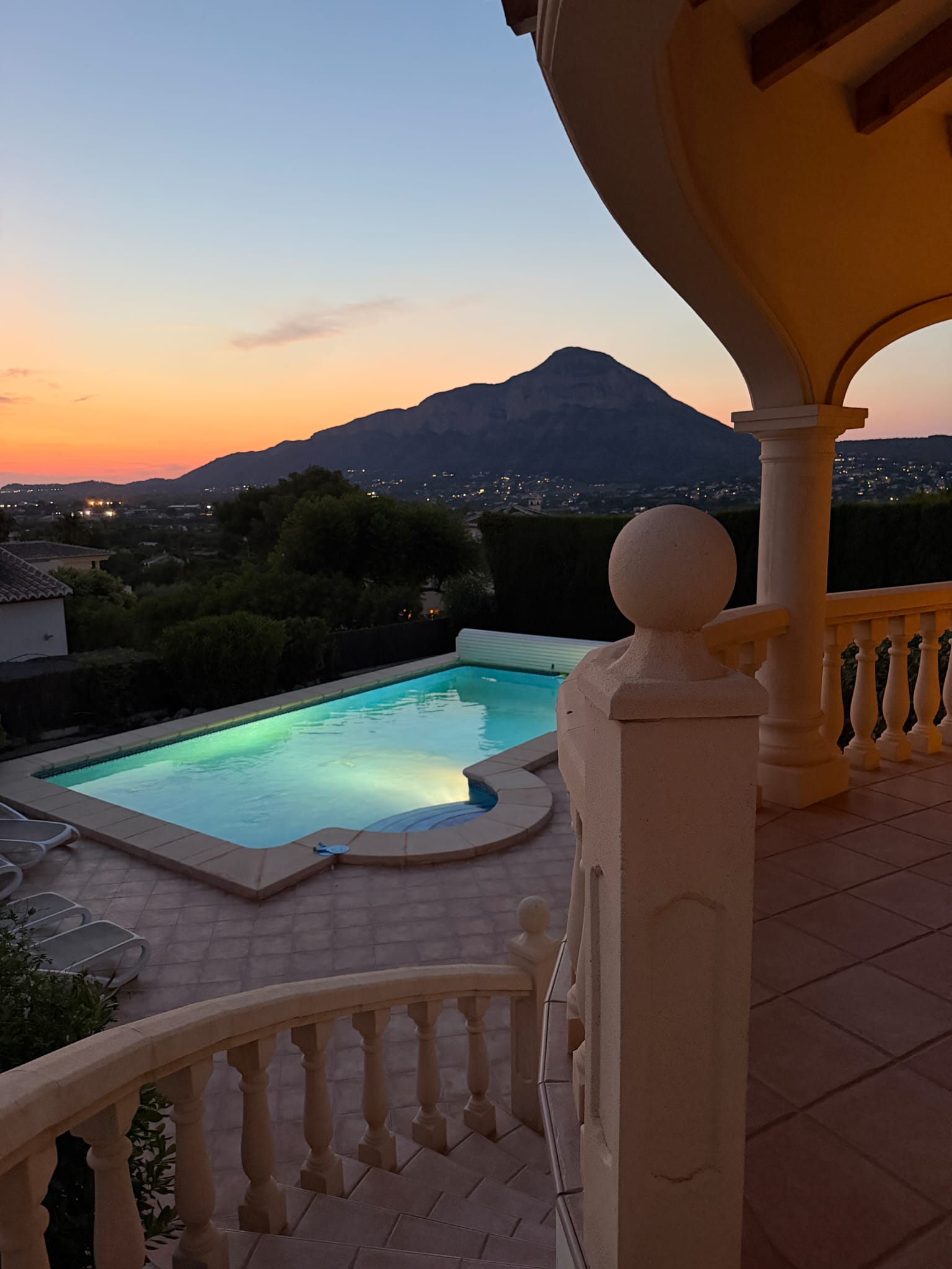 Terraza, piscina y vistas al Montgó
