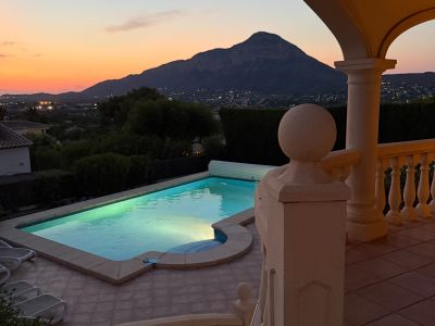 Terraza, piscina y vistas al Montgó