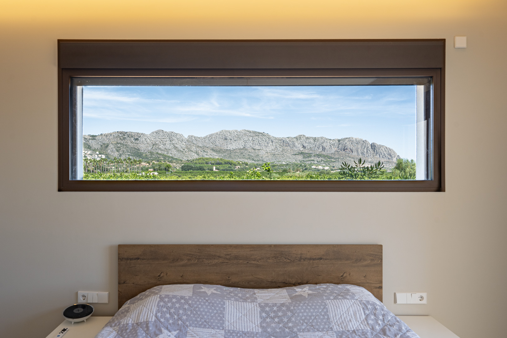 Dormitorio con vistas a la montaña