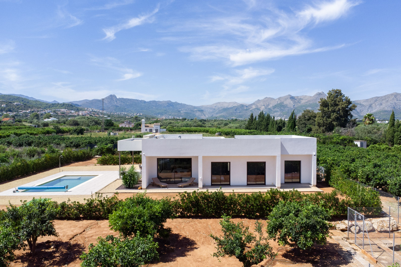 Exterior de la villa con piscina