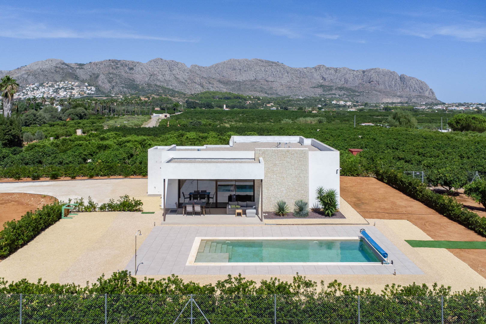 Exterior de la villa con piscina