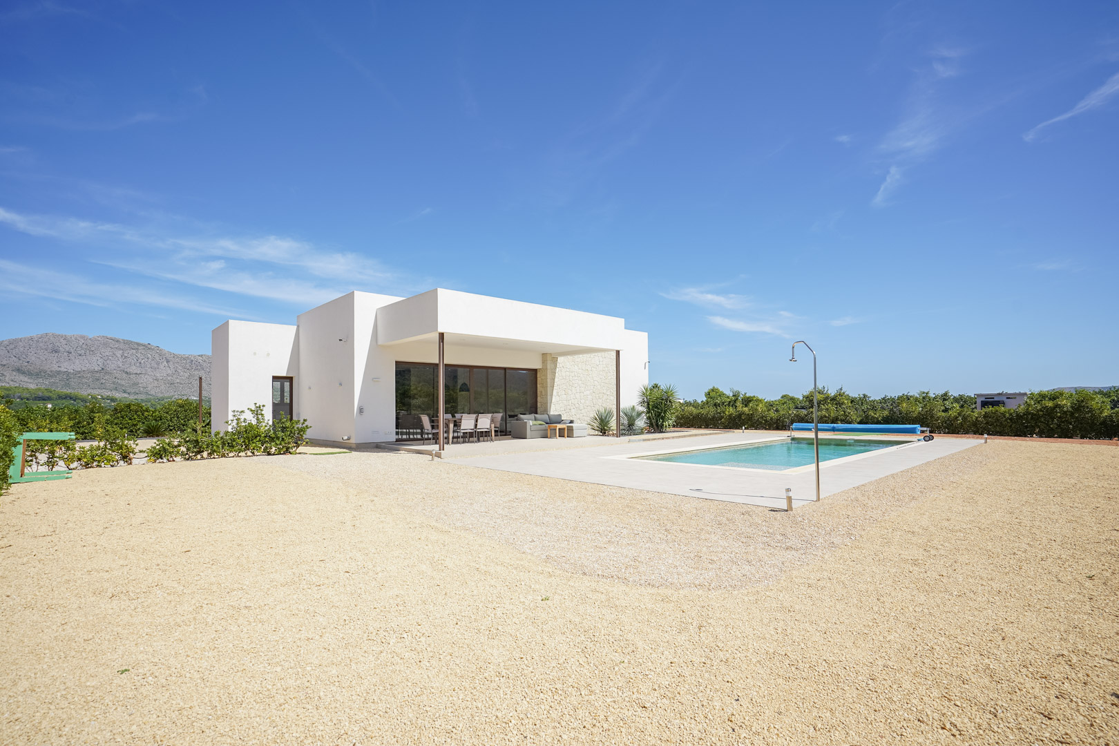Exterior con terraza y piscina