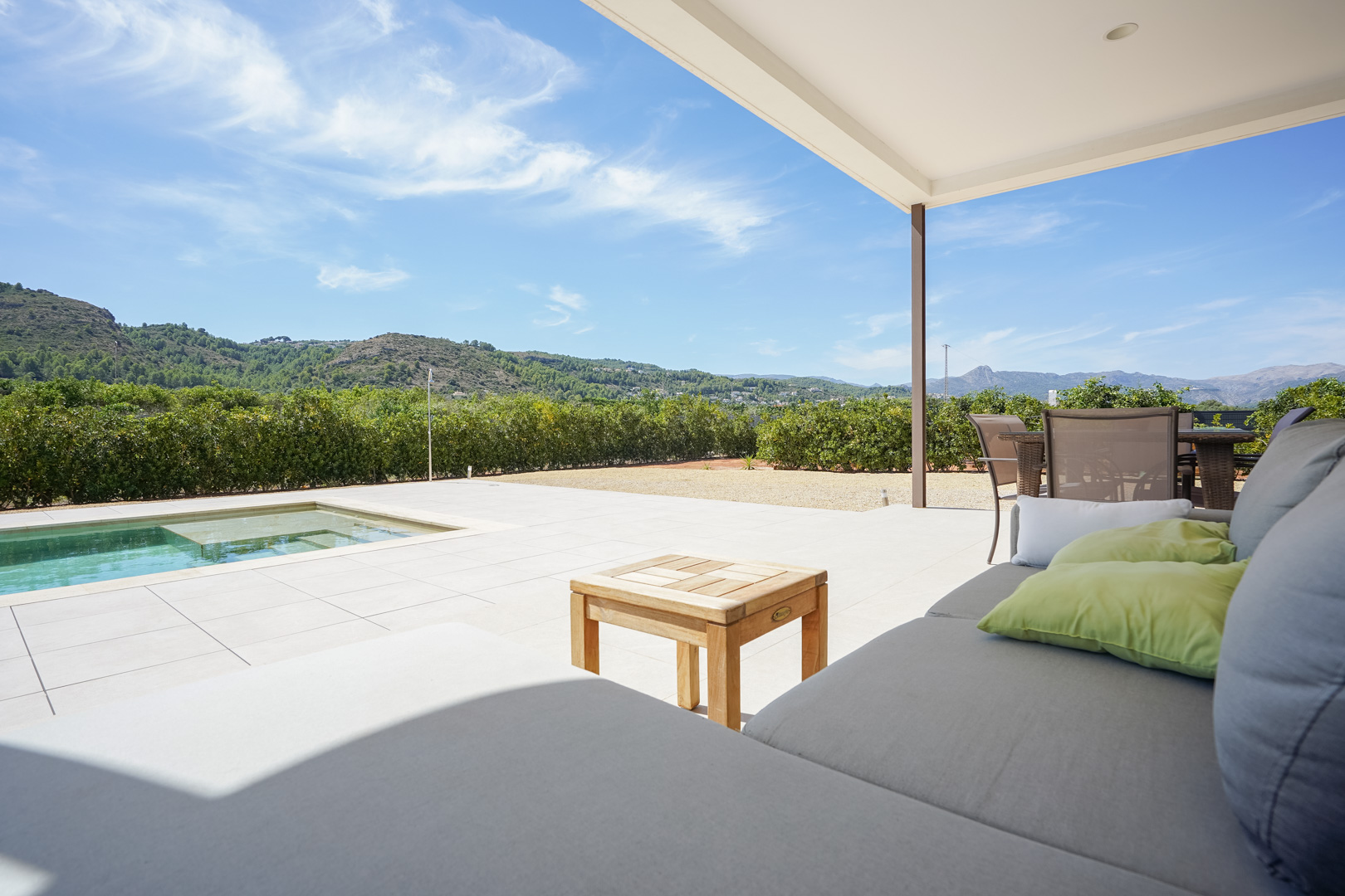 Terraza cubierta y piscina