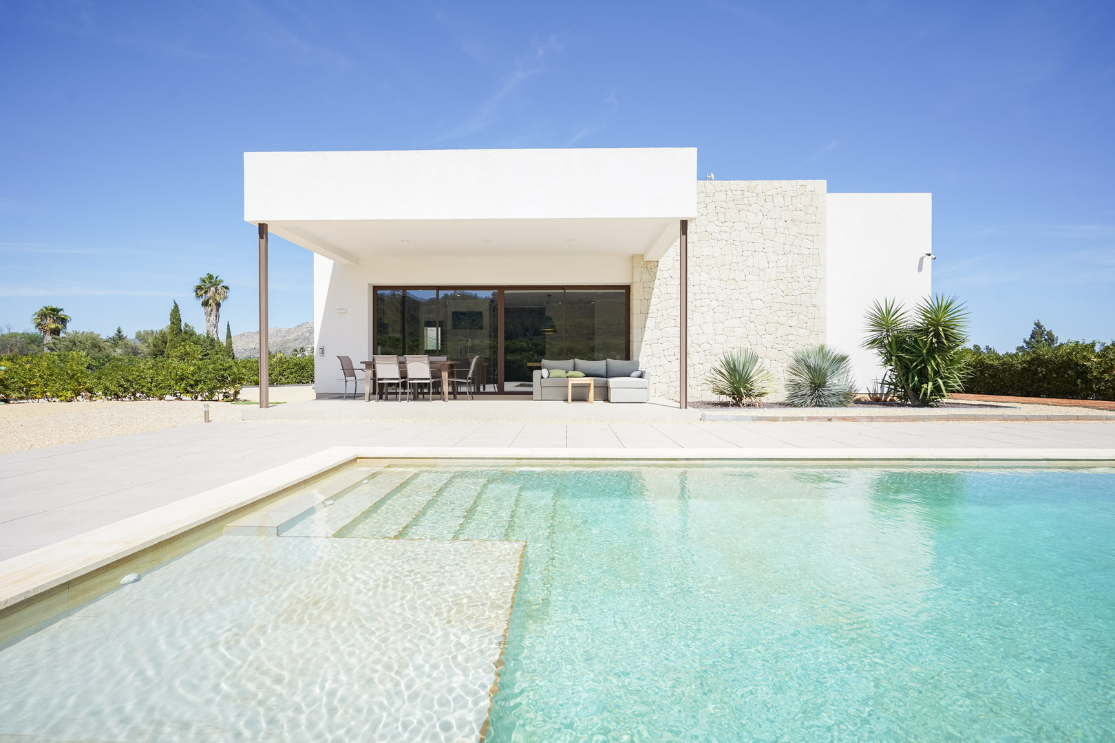 Piscina y terraza cubierta