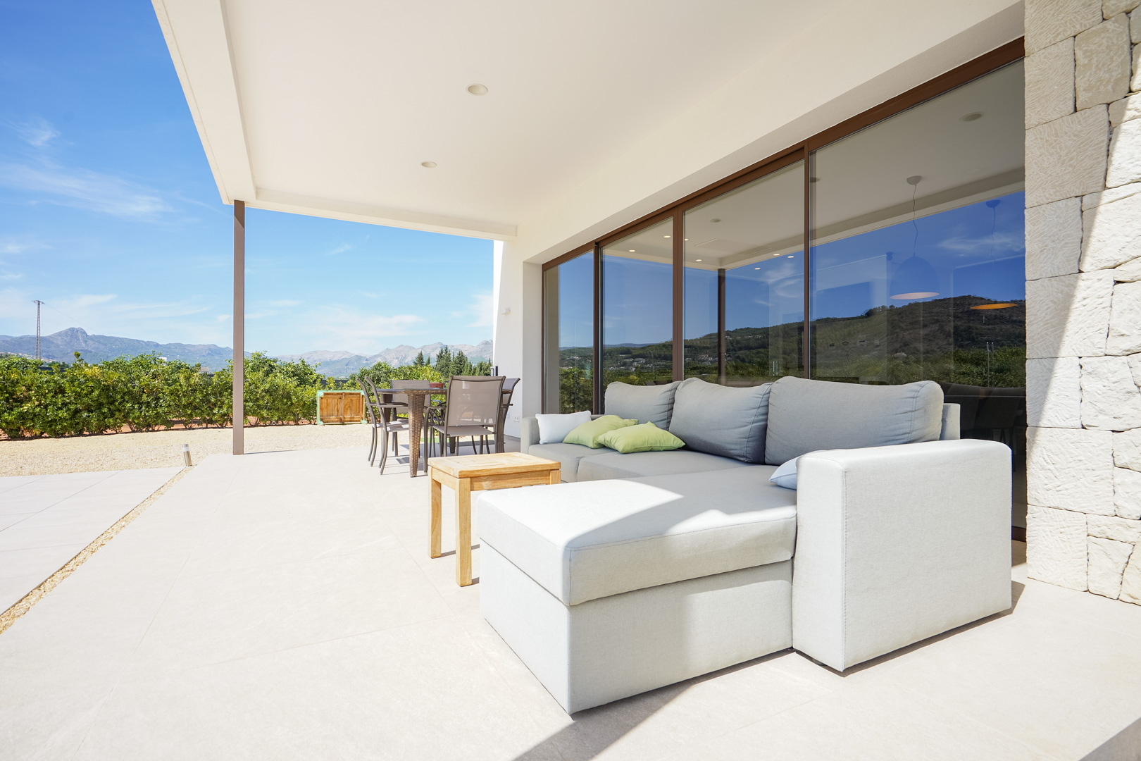 Terraza cubierta con vistas