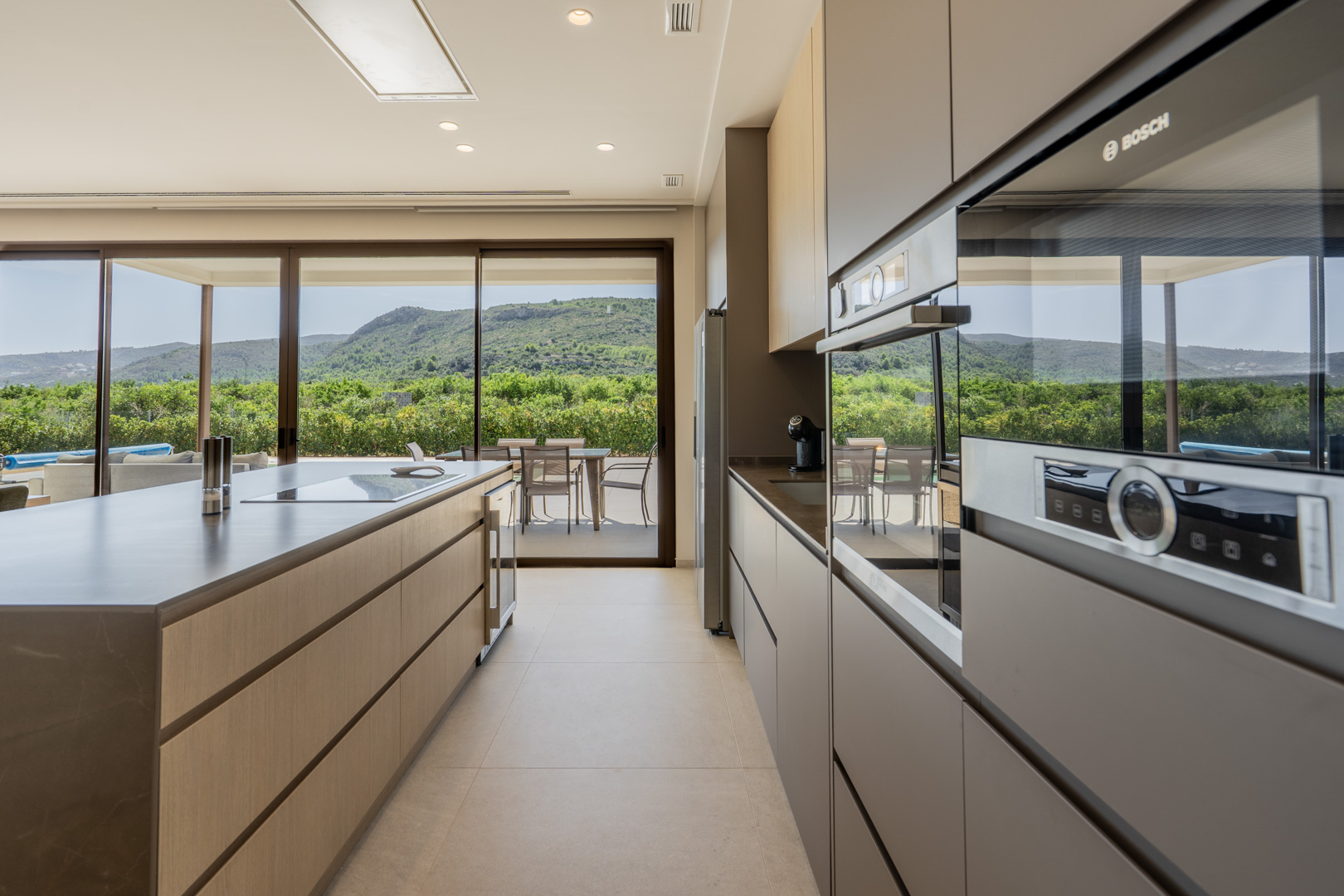 Cocina con vistas a la montaña