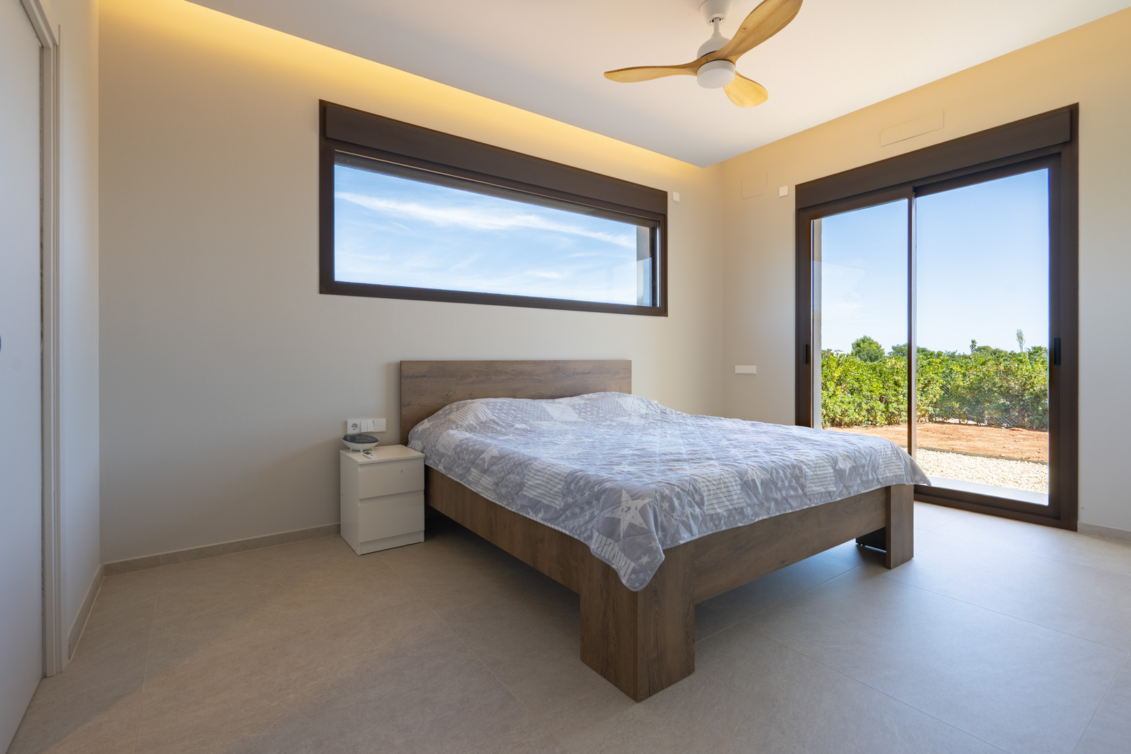 Dormitorio con acceso al jardín
