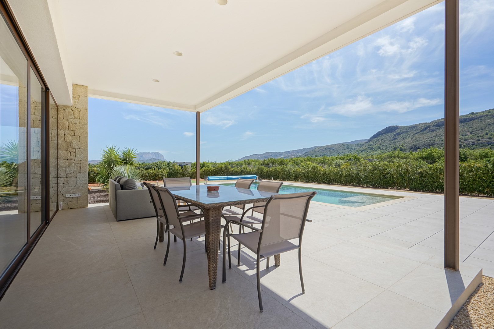 Terraza cubierta y piscina