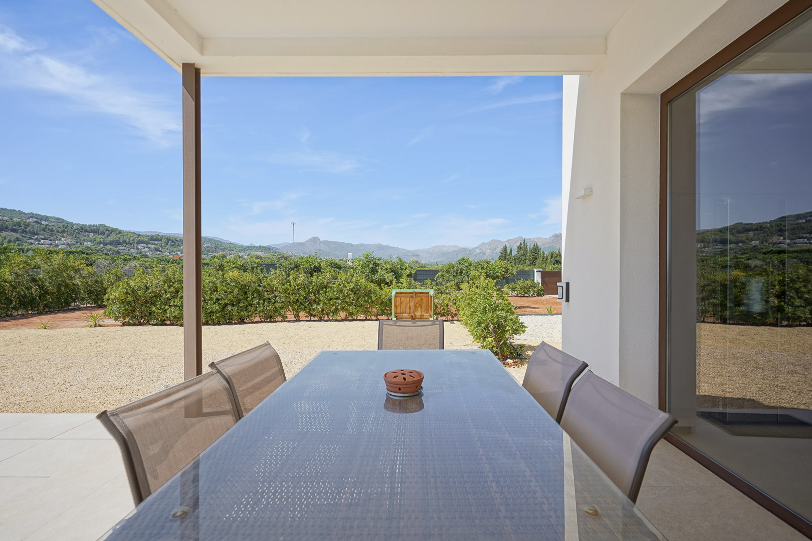 Terraza cubierta con vistas al valle