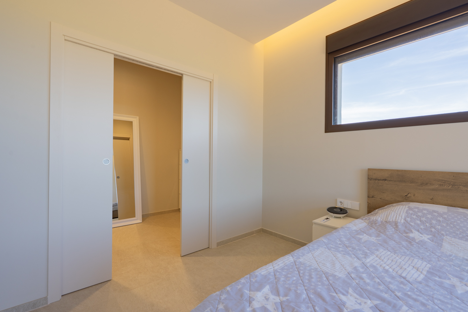 Dormitorio con vestidor