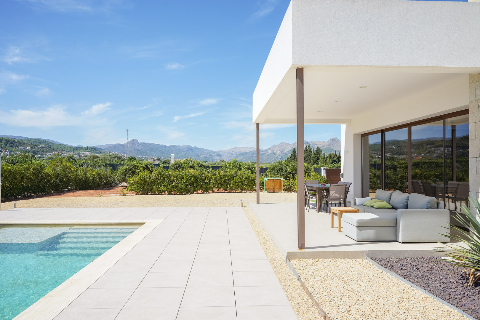 Terraza cubierta y piscina