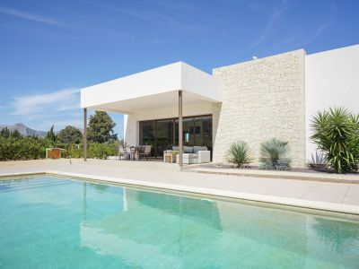 Piscina y terraza cubierta