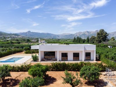 Exterior de la villa con piscina