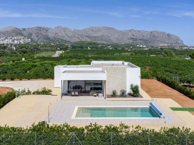 Exterior de la villa con piscina