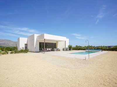 Exterior con terraza y piscina