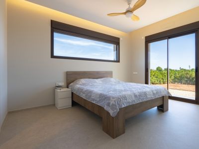 Dormitorio con acceso al jardín
