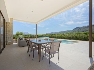 Terraza cubierta y piscina