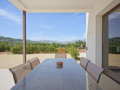 Terraza cubierta con vistas al valle