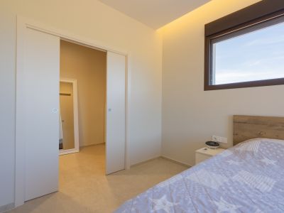 Dormitorio con vestidor